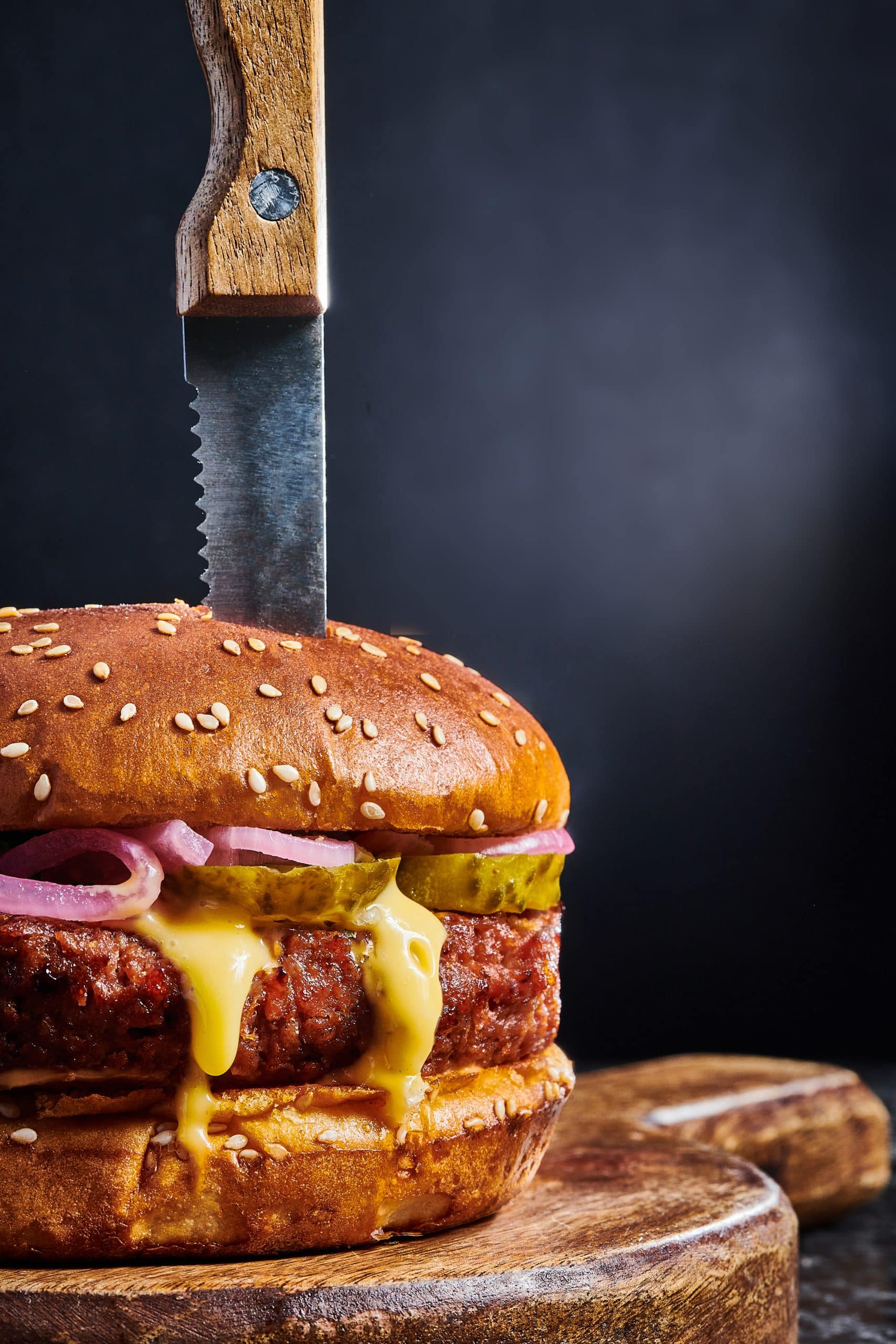 BURGER WITH CHEDDAR SAUCE